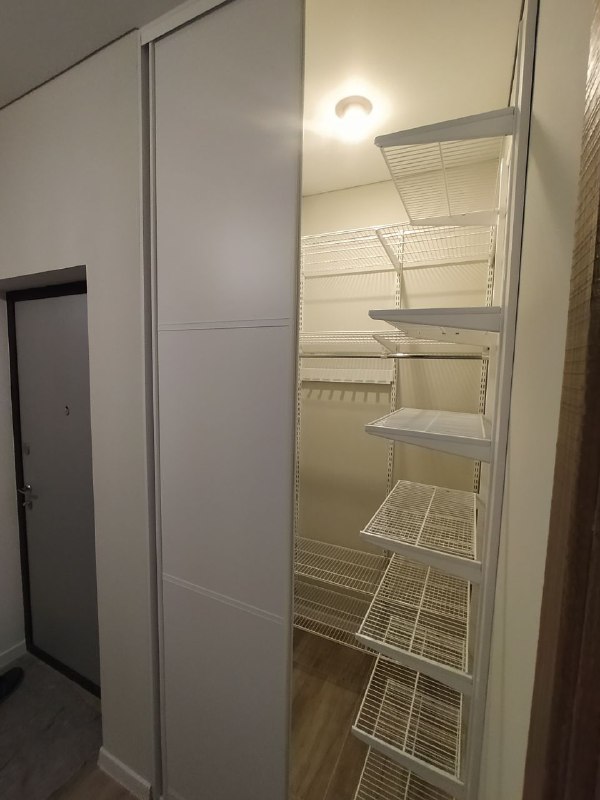 Белая П-образная гардеробная с дверями-купе, ~1,5×1,2 м, фото 2