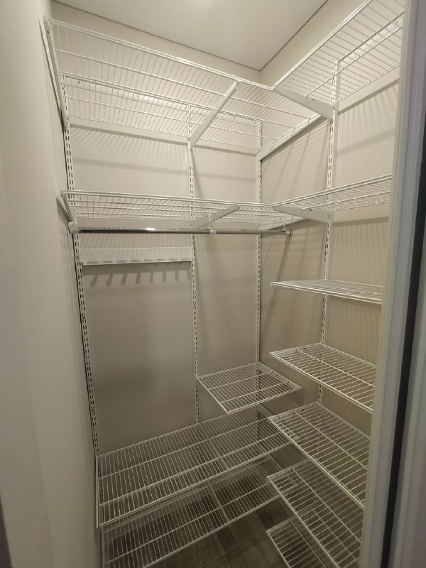 Белая П-образная гардеробная с дверями-купе, ~1,5×1,2 м, фото 3