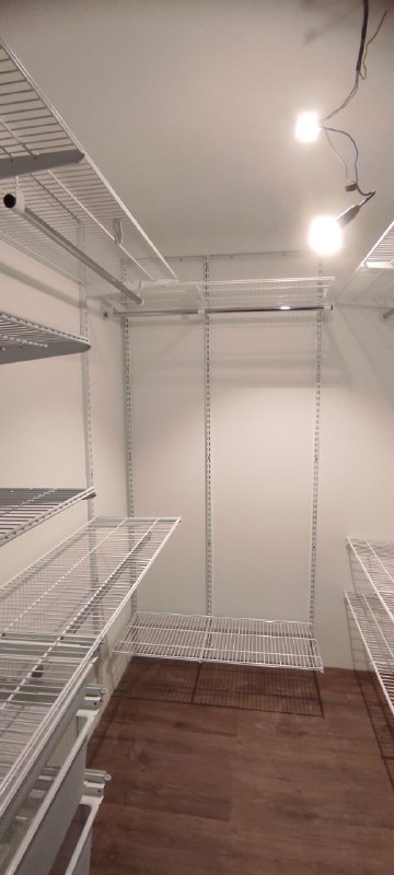 Белая П-образная гардеробная с гладильной доской, ~1,4×2,1 м, фото 2