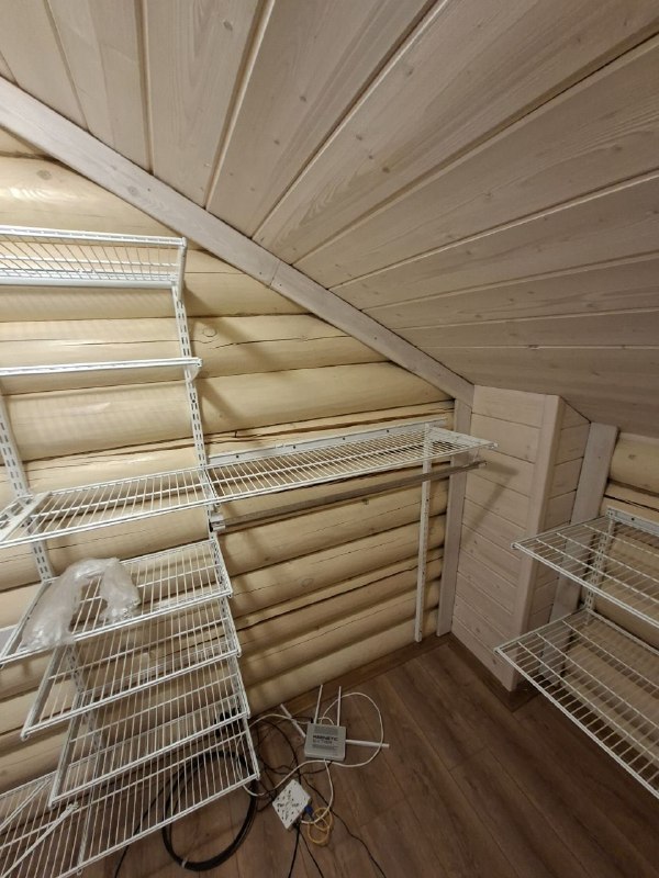 Белая П-образная гардеробная с гладильной доской, ~2,1×2,4 м, фото 3