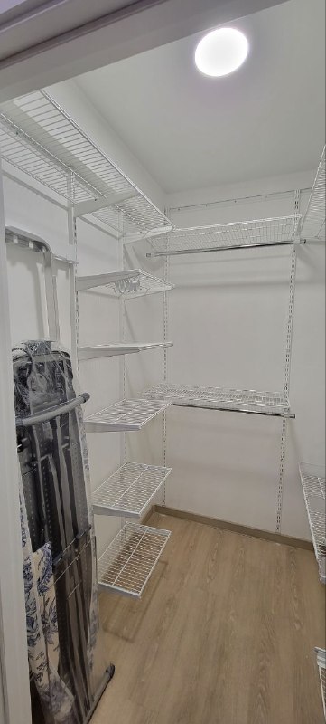 Белая П-образная гардеробная с гладильной доской, ~1,8×2,1 м, фото 3