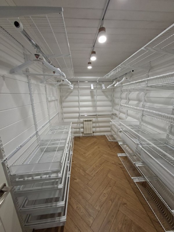 Белая П-образная гардеробная с подсветкой, ~2,4×2,8 м, фото 2