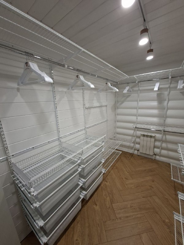 Белая П-образная гардеробная с подсветкой, ~2,4×2,8 м, фото 3