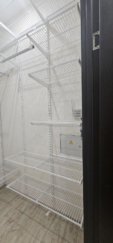 Белая П-образная гардеробная с подсветкой, ~2,4×1,8 м, фото 2