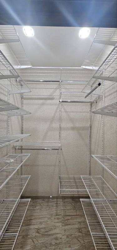 Белая П-образная гардеробная с подсветкой, ~2,4×1,8 м, фото 3