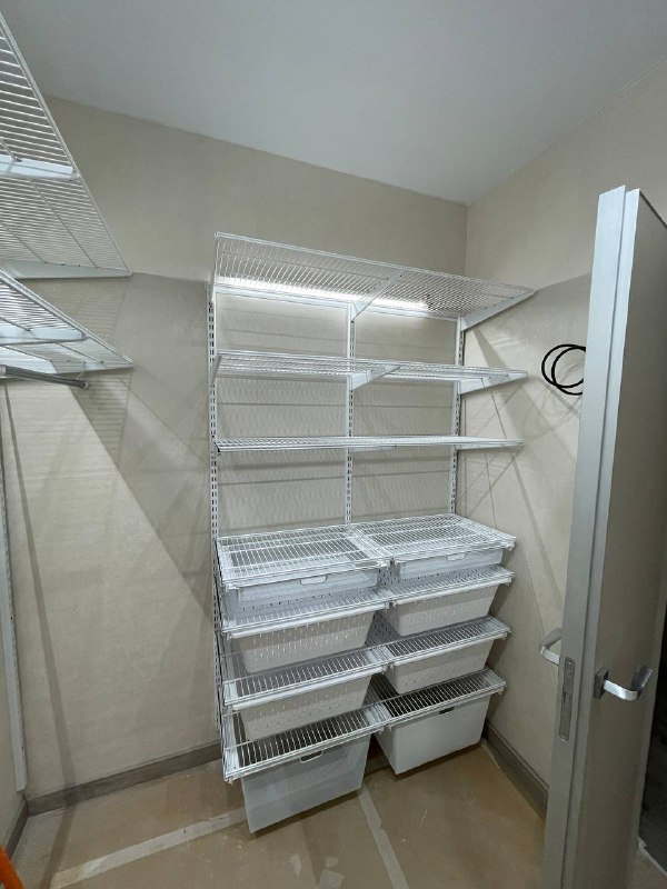 Белая П-образная гардеробная с подсветкой, ~2,1×1,9 м, фото 3