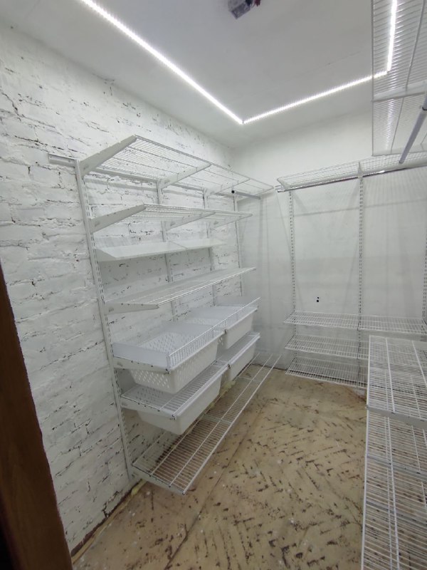 Белая П-образная гардеробная с подсветкой, ~1,8×2,3 м, фото 2