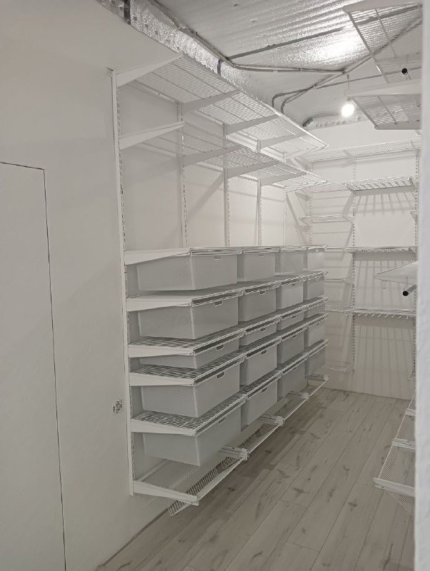 Белая П-образная гардеробная с подсветкой, ~2,1×3 м, фото 2