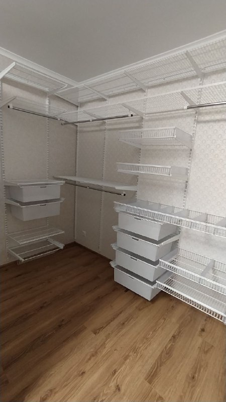 Белая П-образная гардеробная с полками для обуви, ~2,7×1,8 м, фото 2