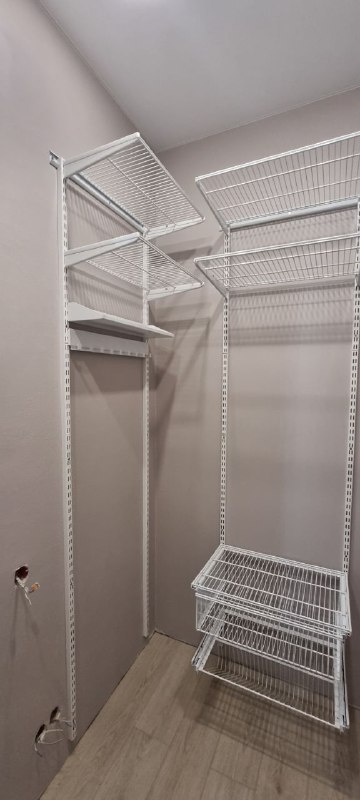 Белая П-образная гардеробная с полками для обуви, ~1,5×2,2 м, фото 2