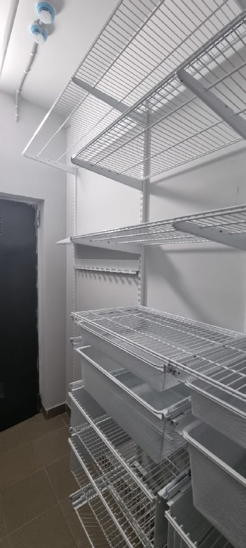Белая П-образная гардеробная с полками для обуви, ~2,4×1,8 м, фото 3