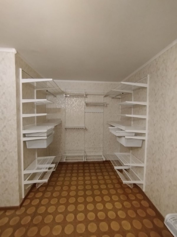 Белая П-образная гардеробная с полками для обуви, ~1,5×2,1 м, фото 1