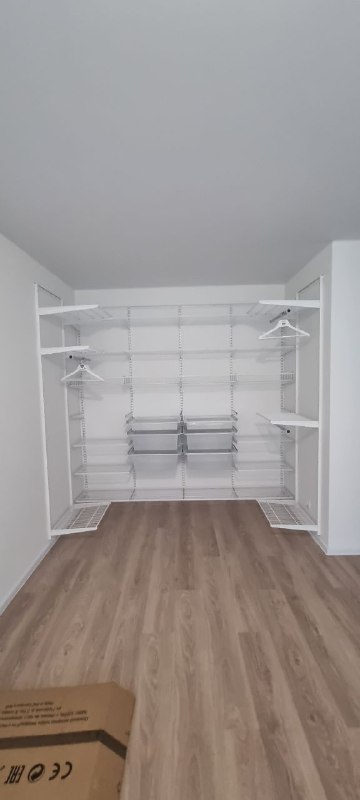 Белая П-образная гардеробная с полками для обуви, ~2,5×3,2 м, фото 1
