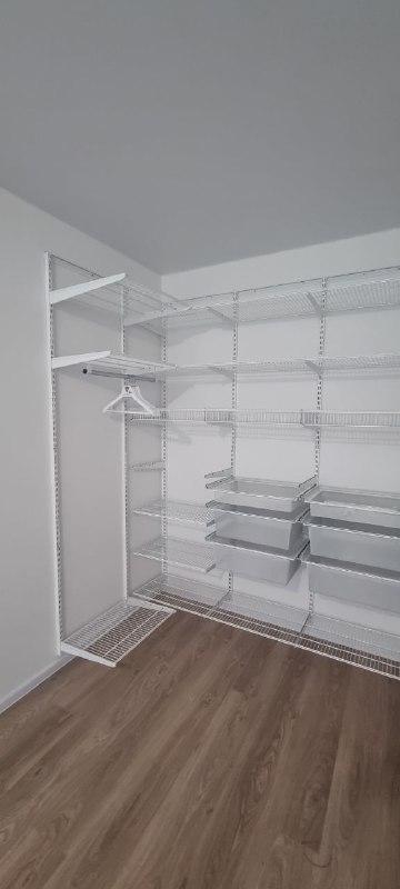 Белая П-образная гардеробная с полками для обуви, ~2,5×3,2 м, фото 2