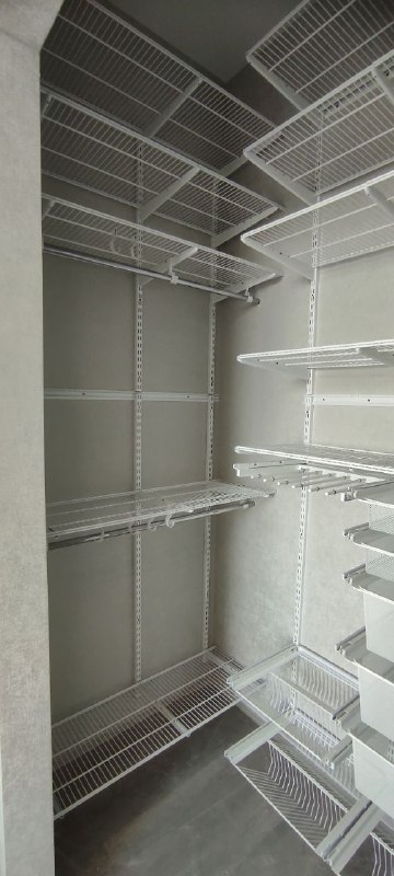 Белая П-образная гардеробная с полками для обуви, ~1,2×1,8 м, фото 1