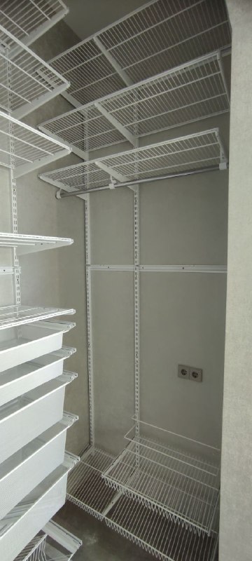 Белая П-образная гардеробная с полками для обуви, ~1,2×1,8 м, фото 3