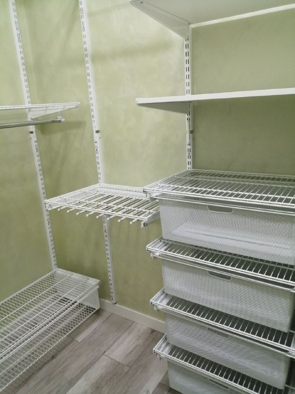 Белая П-образная гардеробная с полками для обуви, ~1,5×1,8 м, фото 2