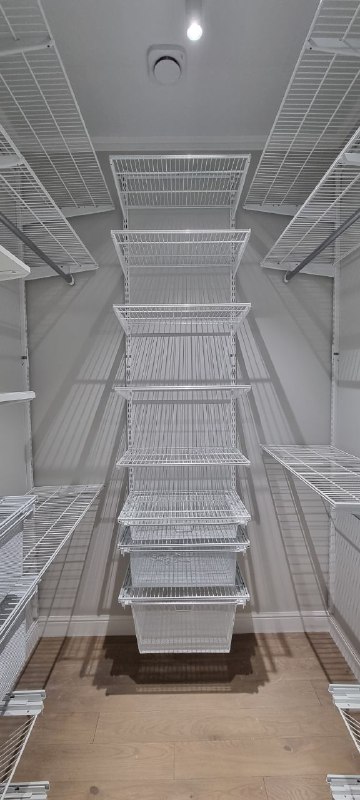 Белая П-образная гардеробная с полками для обуви, ~1,5×1,8 м, фото 1