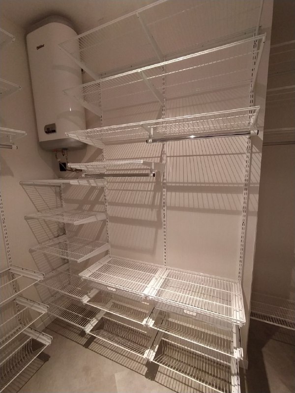 Белая П-образная гардеробная с полками для обуви, ~1,8×2,5 м, фото 1