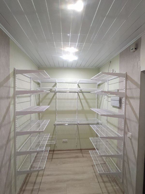 Белая П-образная гардеробная с полками для обуви, ~1,8×2,5 м, фото 3