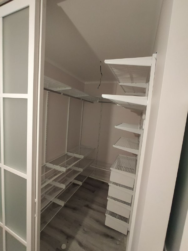 Белая П-образная гардеробная с полками для обуви и дверями-купе, ~2,4×1,8 м, фото 1
