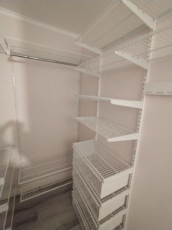 Белая П-образная гардеробная с полками для обуви и дверями-купе, ~2,4×1,8 м, фото 4