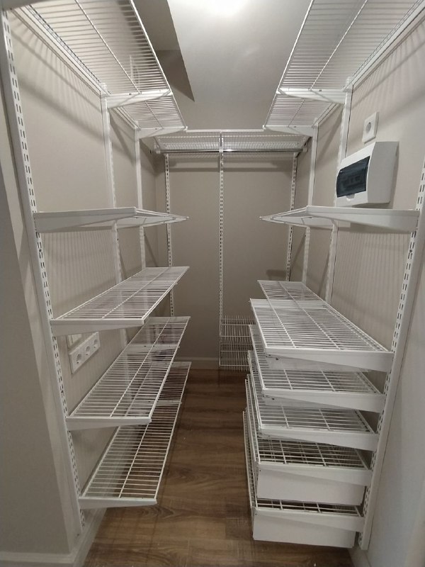 Белая П-образная гардеробная с выдвижными корзинами, ~1,2×1,8 м, фото 2