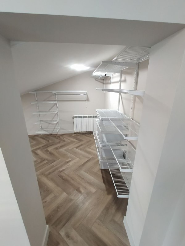Белая П-образная гардеробная с выдвижными корзинами, ~3×2,5 м, фото 1