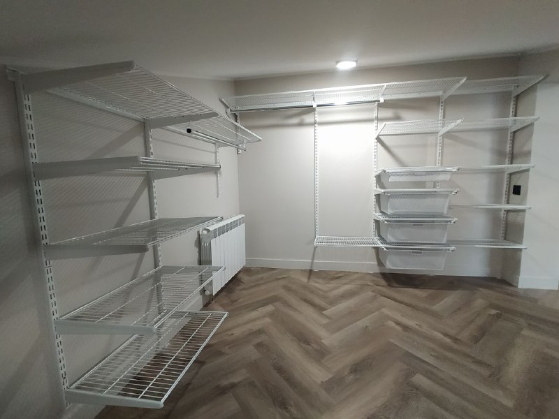 Белая П-образная гардеробная с выдвижными корзинами, ~3×2,5 м, фото 2