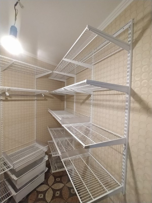 Белая П-образная гардеробная с выдвижными корзинами, ~2×2,5 м, фото 1