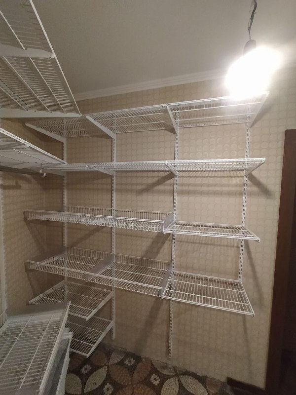 Белая П-образная гардеробная с выдвижными корзинами, ~2×2,5 м, фото 2