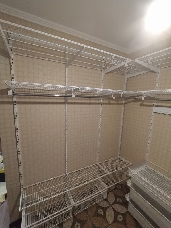 Белая П-образная гардеробная с выдвижными корзинами, ~2×2,5 м, фото 4