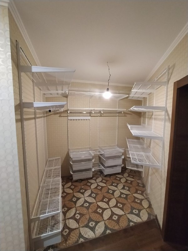 Белая П-образная гардеробная с выдвижными корзинами, ~2×2,5 м, фото 6