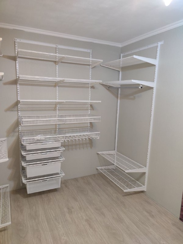 Белая П-образная гардеробная с выдвижными корзинами, ~1,8×1,8 м, фото 2
