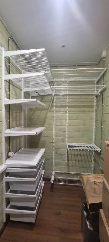 Белая П-образная гардеробная с выдвижными корзинами, ~2×2,5 м, фото 1