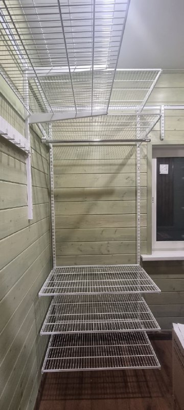Белая П-образная гардеробная с выдвижными корзинами, ~2×2,5 м, фото 2