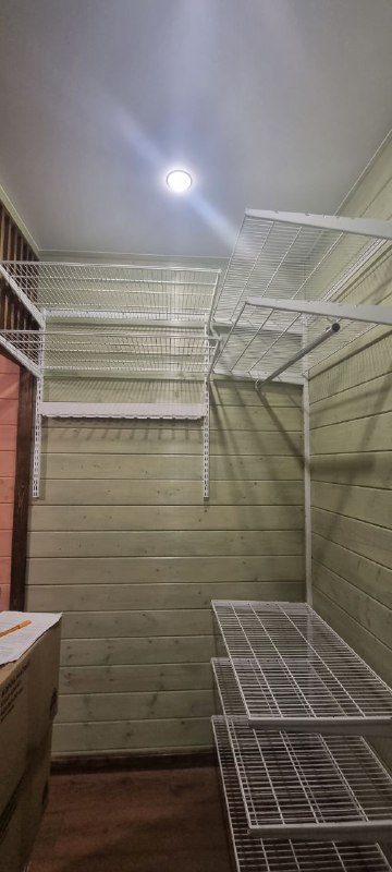 Белая П-образная гардеробная с выдвижными корзинами, ~2×2,5 м, фото 3