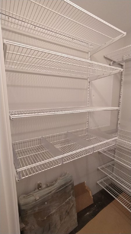Белая П-образная гардеробная с выдвижными корзинами, ~1,2×1,7 м, фото 1