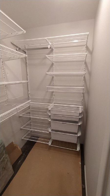 Белая П-образная гардеробная с выдвижными корзинами, ~1,2×1,7 м, фото 2