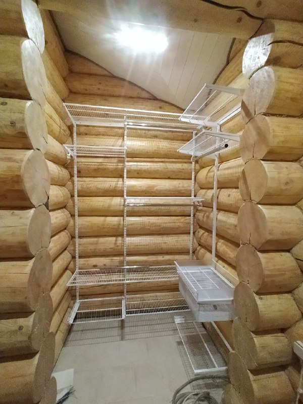 Белая П-образная гардеробная с выдвижными корзинами, ~1,6×1,7 м, фото 2