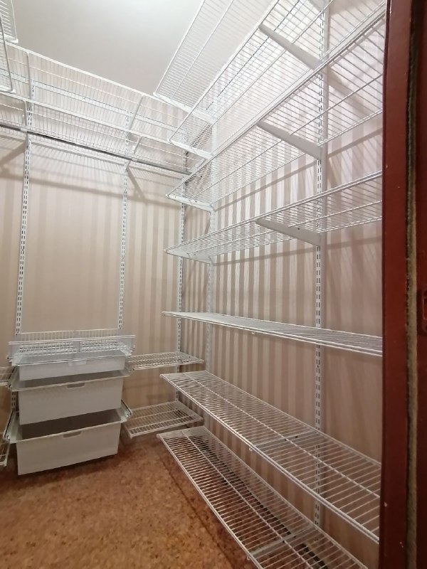 Белая П-образная гардеробная с выдвижными корзинами, ~2,4×2 м, фото 1