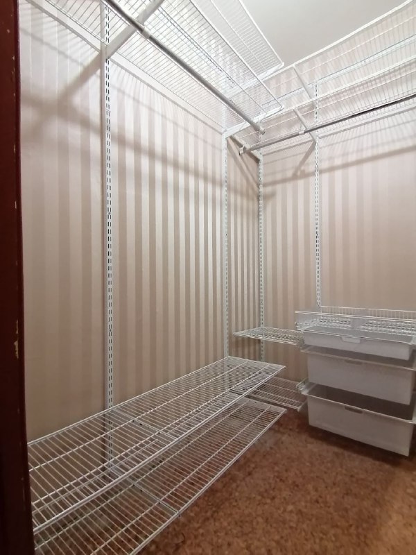 Белая П-образная гардеробная с выдвижными корзинами, ~2,4×2 м, фото 2