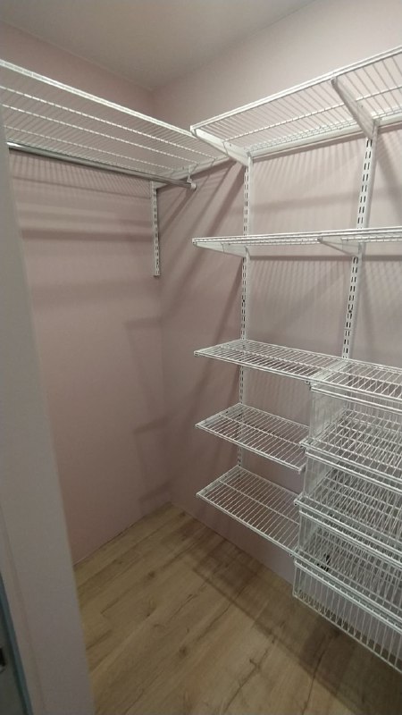 Белая П-образная гардеробная с выдвижными корзинами, ~1,8×1,6 м, фото 1