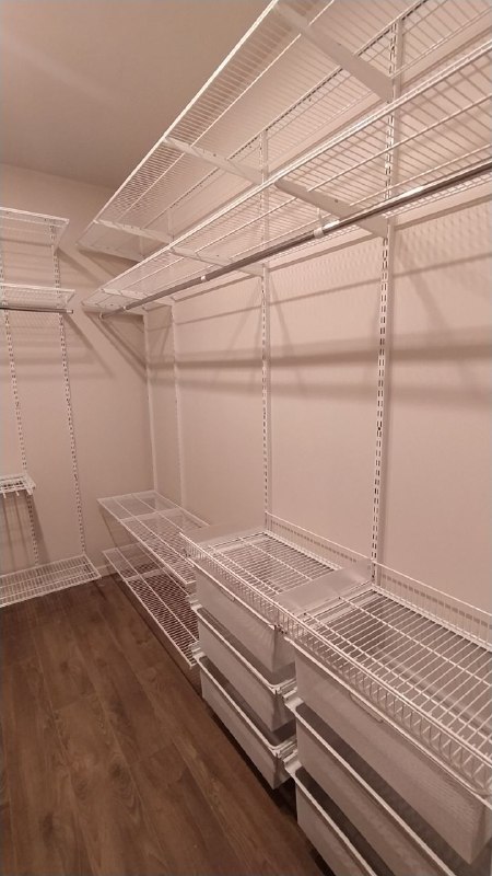 Белая П-образная гардеробная с выдвижными корзинами, ~1,8×2,7 м, фото 1