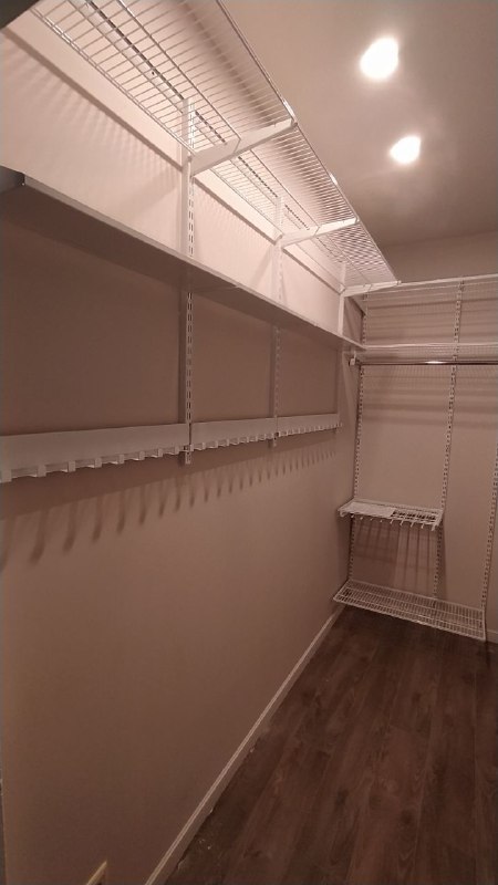 Белая П-образная гардеробная с выдвижными корзинами, ~1,8×2,7 м, фото 2