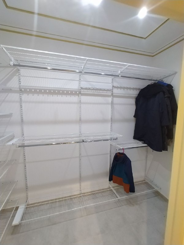 Белая П-образная гардеробная с выдвижными корзинами, ~1,6×2,2 м, фото 2