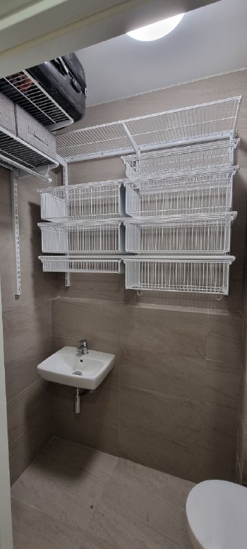 Белая П-образная гардеробная с выдвижными корзинами, ~1,1×1,7 м, фото 1