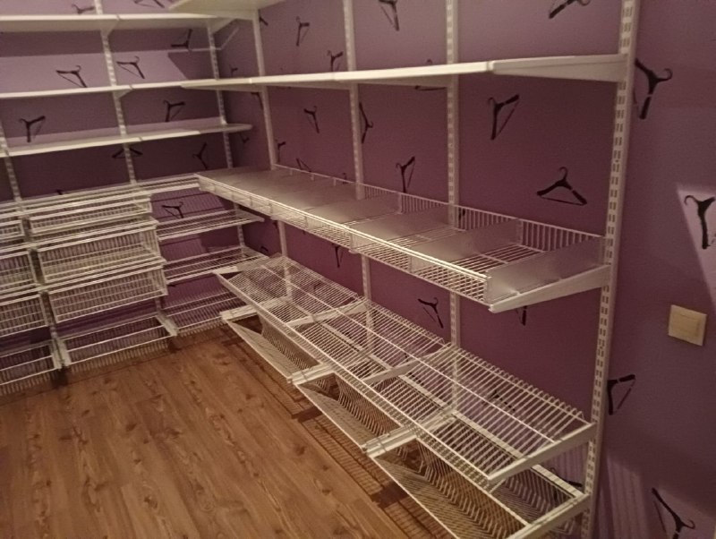 Белая П-образная гардеробная с выдвижными корзинами, ~2,1×3,2 м, фото 3