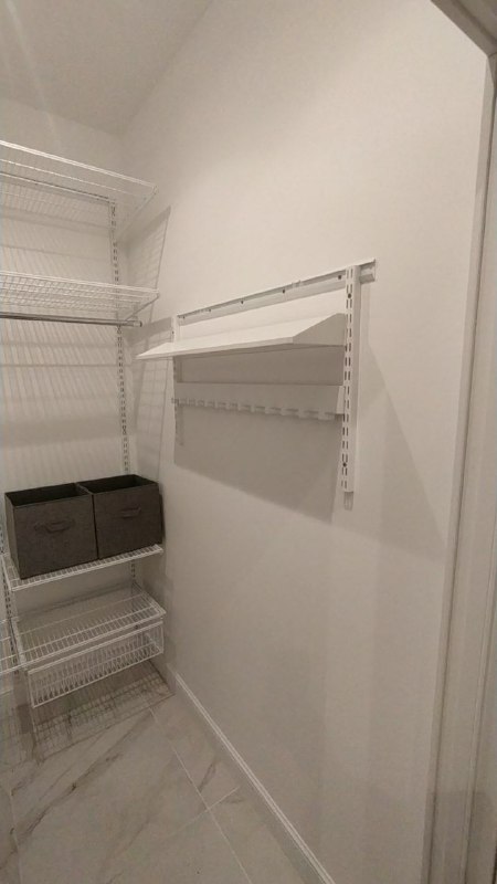 Белая П-образная гардеробная с выдвижными корзинами, ~1,3×2,1 м, фото 1