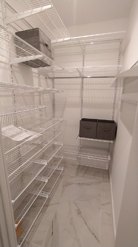 Белая П-образная гардеробная с выдвижными корзинами, ~1,3×2,1 м, фото 2